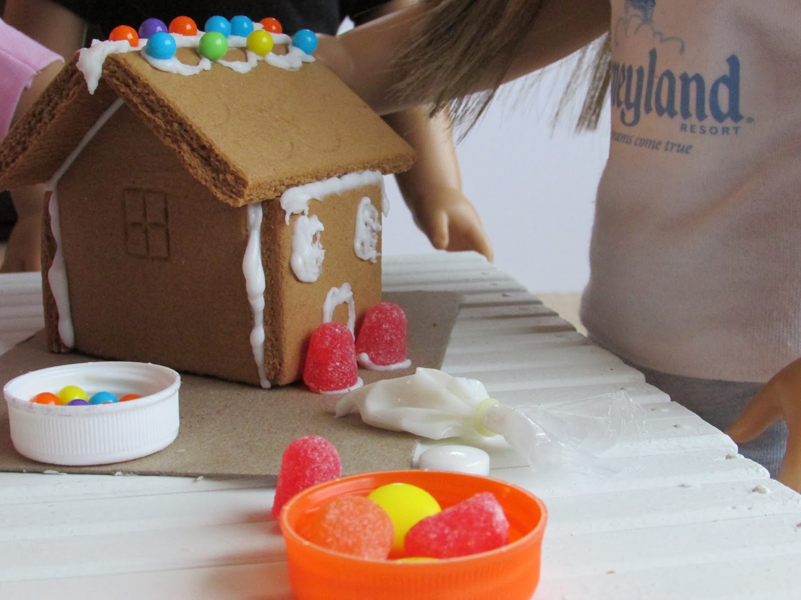 Reverie Dolls Decorating the Gingerbread House