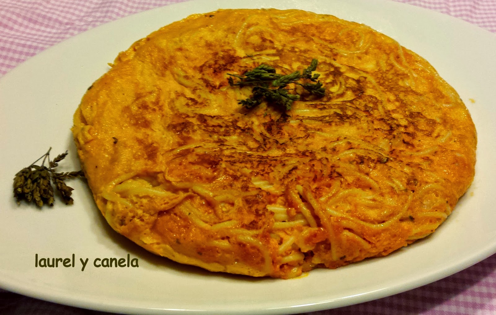 Laurel y Canela Tortilla de espaguetis, salsa de tomate y orégano