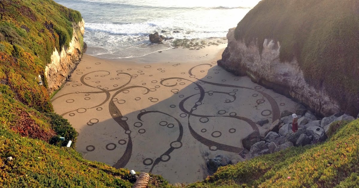 Lukisan Pasir Yang Indah dan Kreatif Di Pesisir Pantai