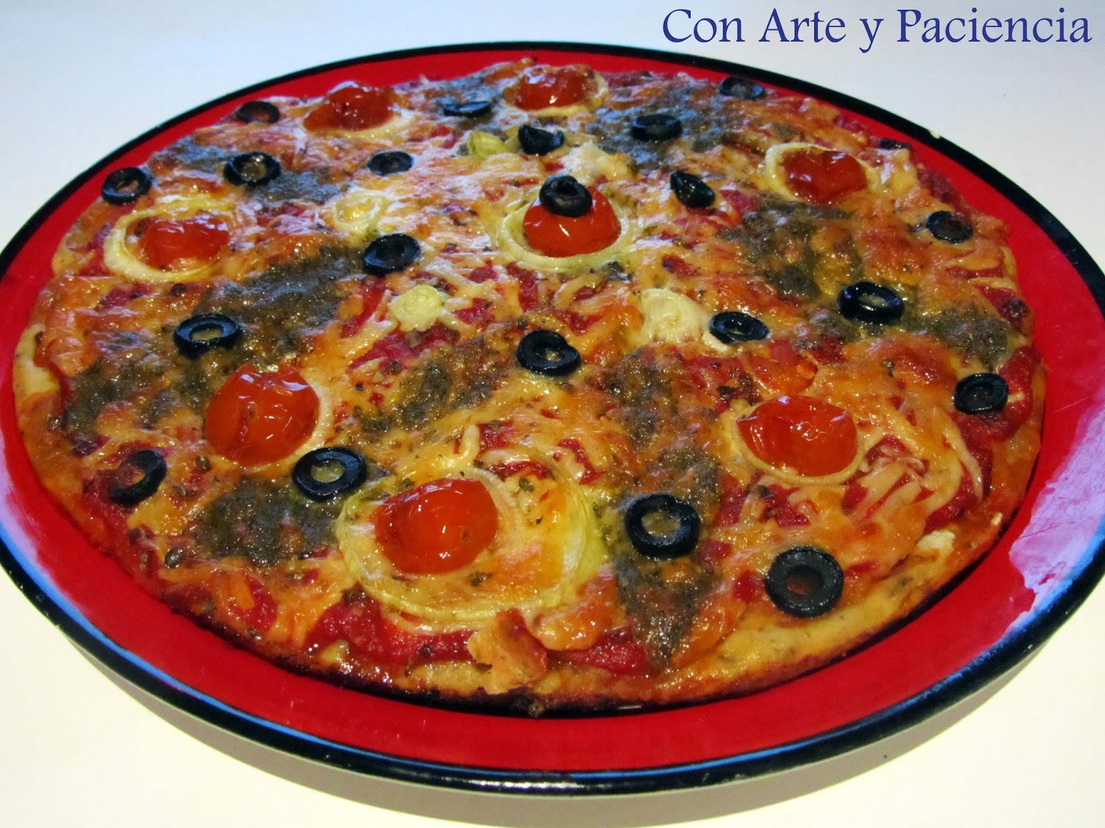 Ante Todo Con Arte y Paciencia Pizza con salsa pesto y tomates cherry