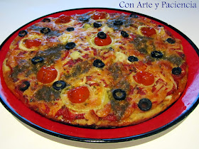 Pizza con salsa pesto y tomates cherry