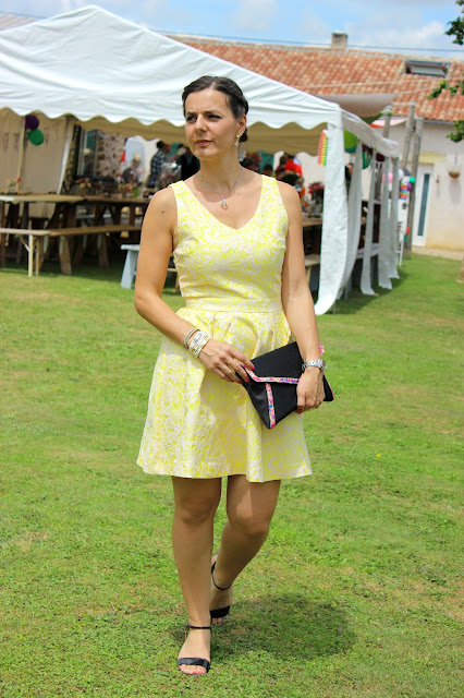 garden party: robe jaune vila clothes, sandales jonak, pochette minelli, manchette hipanema