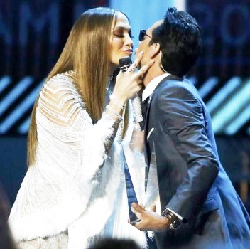 Jennifer López y Marc Anthony Foto de Jennifer López a punto de darle un beso al cantante Marc Anthony