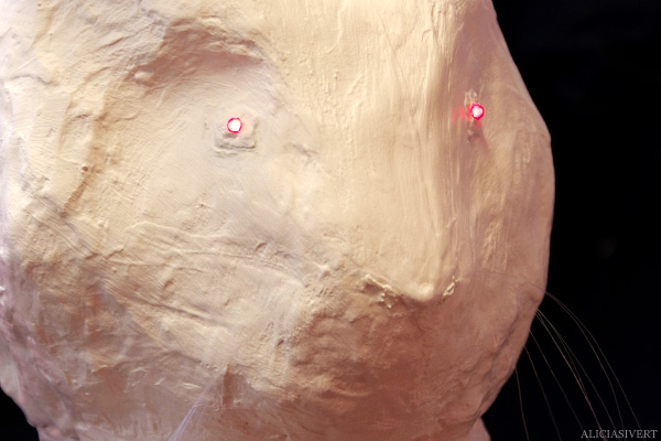 aliciasivert, alicia sivertsson, skulptur, kanin, underlandet, sculpture. wonderland, rabbit, bunny, hare, hönsnät, gips, gypsum, lysdioder, diod, dioder, ögon