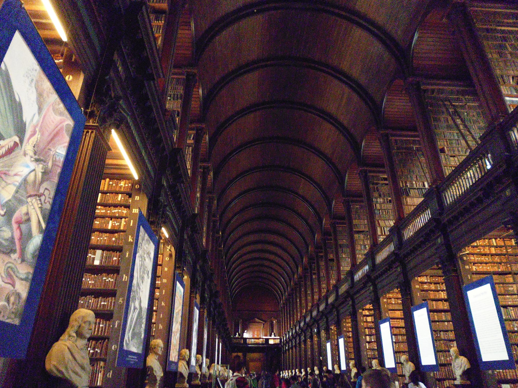 Long Room de la Antigua Biblioteca del Trinity College en Dublín (Irlanda) (@mibaulviajero)