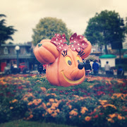 . avec les chants de Noël, les paillettes de neige et les sapins géants. (img )