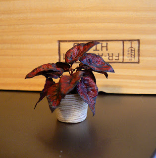 CDHM Artisan Jeannette Buchholz of Garden of Miniatures creates 1:12 scale dollhouse miniature flowers and plants like this begonia in miniature