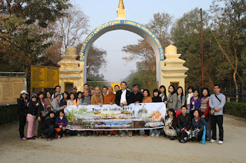 Gambar Bhante Candasilo Thera dan rombongan Dharmayatra ke India