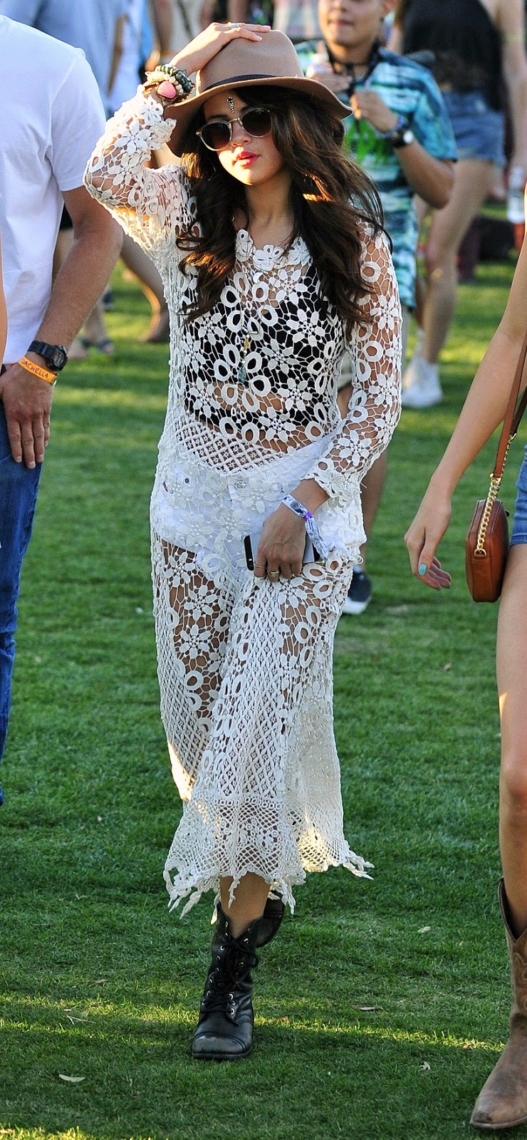Selena Gomez hangs out with Kendall and Kylie Jenner at Coachella in Indio