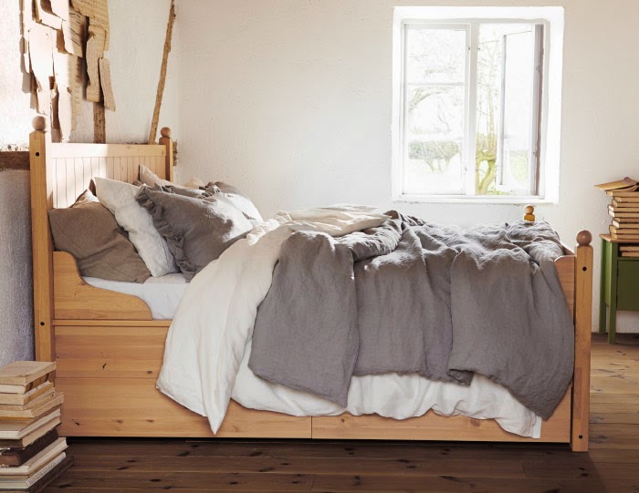 bedroom design of simple yet luxurious look