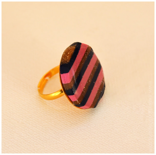 Χειροποίητο δαχτυλίδι με υγρό γυαλί, fimo γραμμικό σχέδιο σε ροζ-καφέ-μπλε απόχρωση και χρυσόσκονη