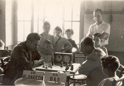 Partida Albareda-Bas en el II Torneo Nacional de Ajedrez de La Pobla de Lillet 1956 (tablero de ajedrez obra de arte y una reliquia de reloj)