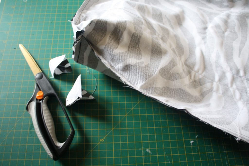 sewhungryhippie The "Biggie Bag" a vinyl and fabric tote turorial