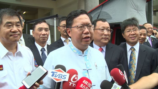 鄭文燦參加桃園市不動產開發商業同業公會捐贈消防局救災指揮車儀式,被問到軍公教明年起加薪3%,表示抱持支持立場。 鄭文燦參加桃園市不動產開發商業同業公會捐贈消防局救災指揮車儀式,被問到軍公教明年起加薪3%,表示抱持支持立場。