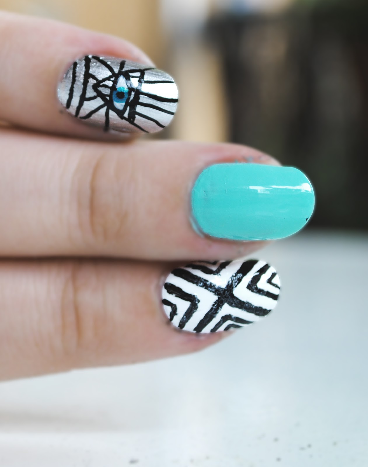 liliebrush Posca nails avec du vrai posca dedans. Et du illuminati et