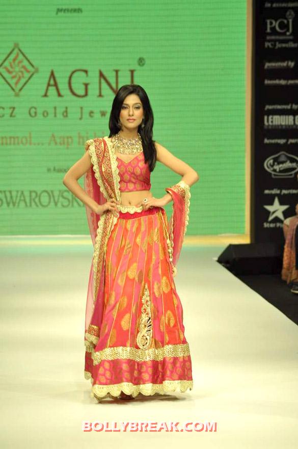 Amrita Rao Lehnga Choli  IIJW 2012  - (4) - Amrita Rao  IIJW 2012 Ramp Walk Pics