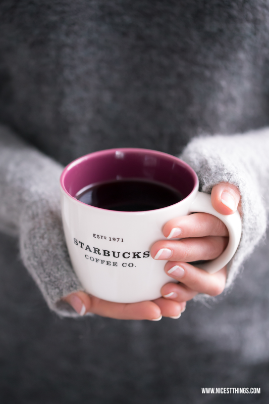 Lila Starbucks Tasse in Händen #starbucks #tasse #becher