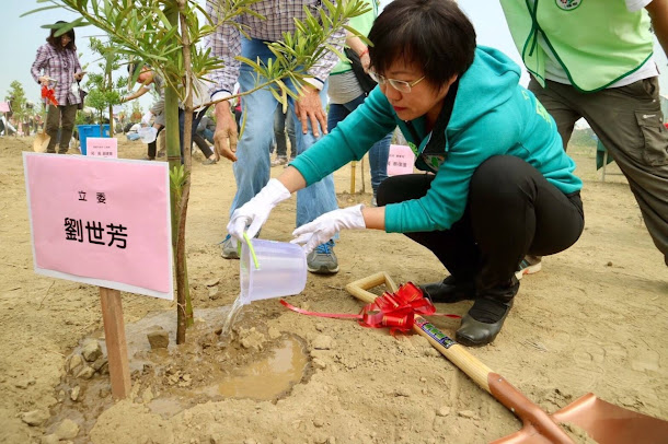要參選民進黨黨內初選的民進黨立委劉世芳,今(19)日,在其臉書貼文,有感而發地說,無謂引來的一些風波,甚至是指涉、謠言,更或是惡意中傷,不只是陳菊市長不願見到,更是廣大市民朋友不樂見的現象。 要參選民進黨黨內初選的民進黨立委劉世芳,今(19)日,在其臉書貼文,有感而發地說,無謂引來的一些風波,甚至是指涉、謠言,更或是惡意中傷,不只是陳菊市長不願見到,更是廣大市民朋友不樂見的現象。