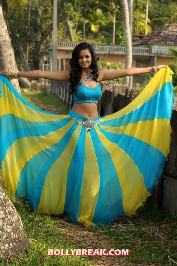 Shanvi looking stunning in a blue and yellow outfit with her navel showing - (8) - Shanvi Blue and yellow dress