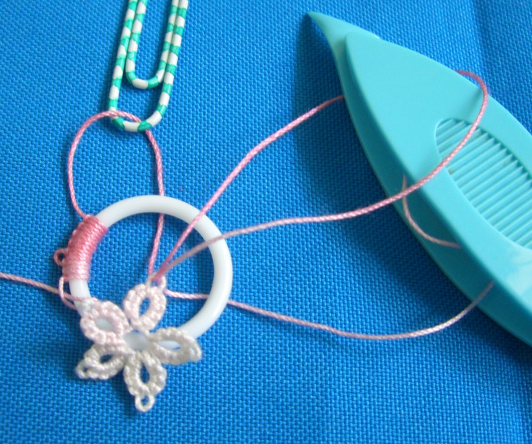 TataRenda Wrapping a plastic ring with doublestitches