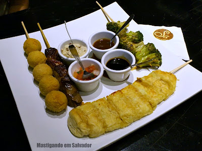 Su Espeto Bistrot: Os Espetos de Bolinho de Camarão, de Filé com Bacon, de Brócolis e de Pão com Quatro Queijos