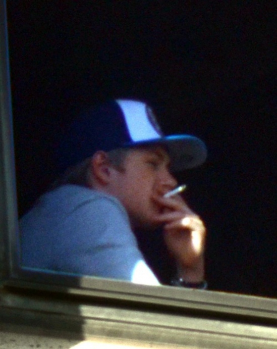 One Direction's Zayn Malik Smoke Out Of His Hotel Window