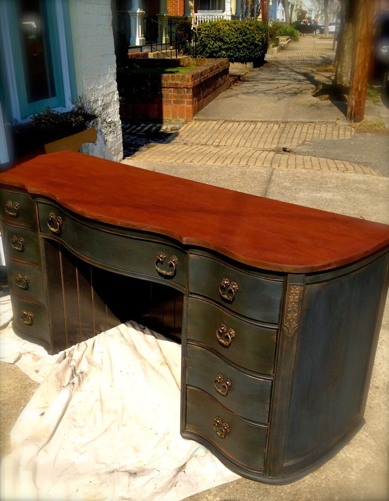 SheShe, The Home Magician How to make a dresser into a desk!