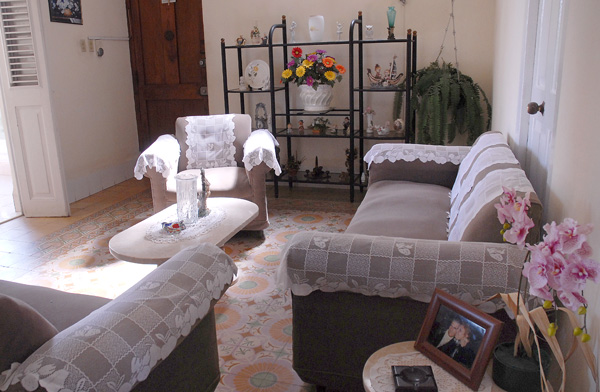    Casa para alquilar en la Habana Cuba. Excelentes condiciones, un cuarto con aire acondicionado, ventilador, minibar, cama matrimonial, azotea para descansar con sillones clásicos cubanos, balcón con sillones