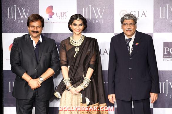 Sonam Kapoor IIJW Brand Ambassador - (2) - Sonam Kapoor Sizzles at IIJW 2012 finale