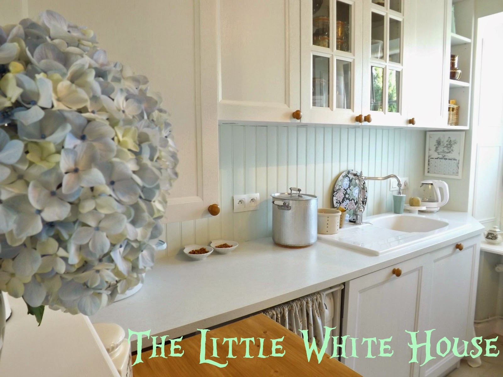 http://thelittlewhitehouseontheseaside.blogspot.fr/2014/07/this-is-how-countertop-disappear.html