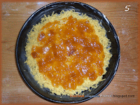 Torta di pasta frolla con pesche caramellate e amaretti