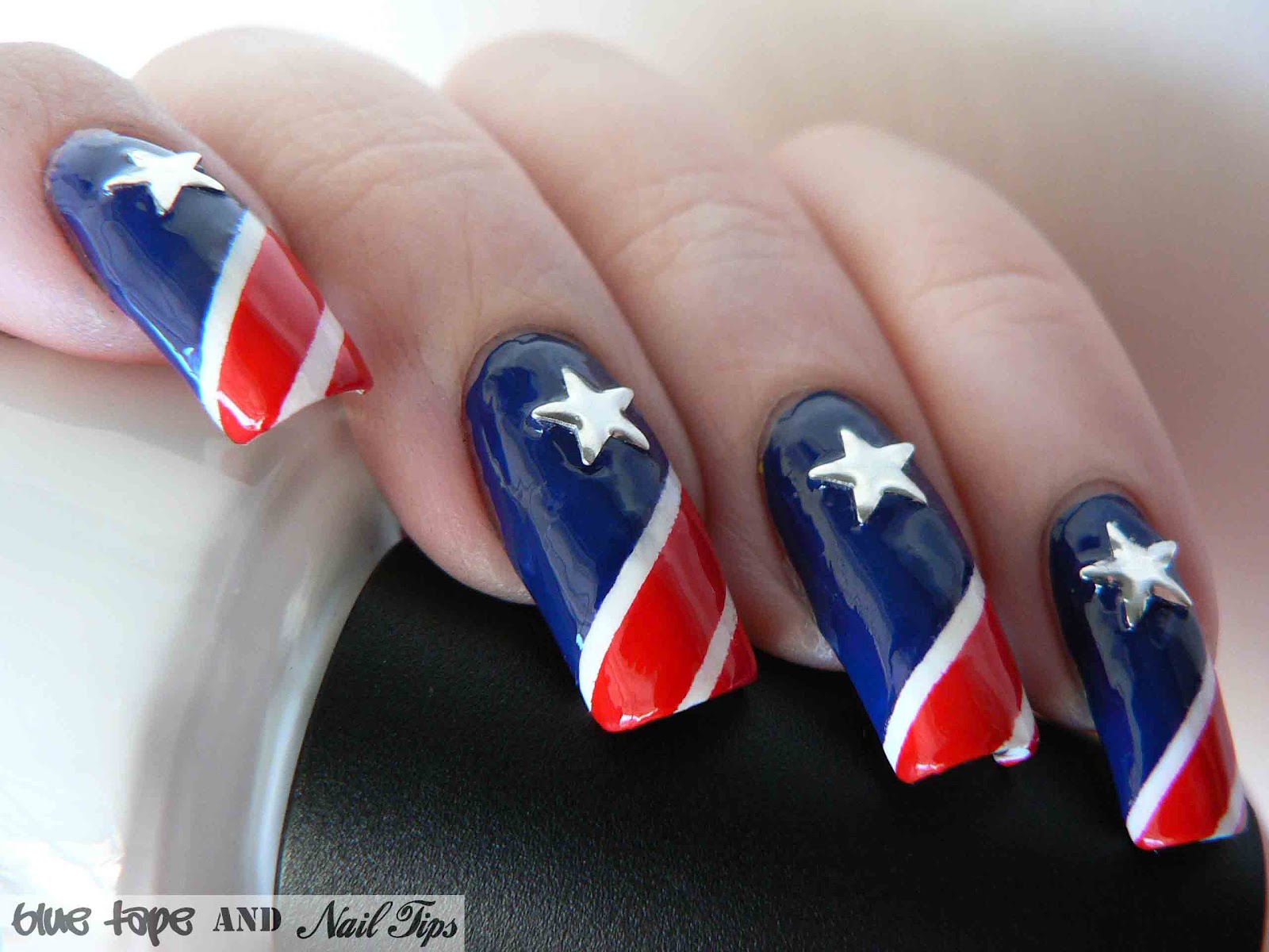 4th of July is here again! So it's time for a nail design to celebrate!