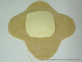cruz de masa con la mantequilla para hacer hojaldre