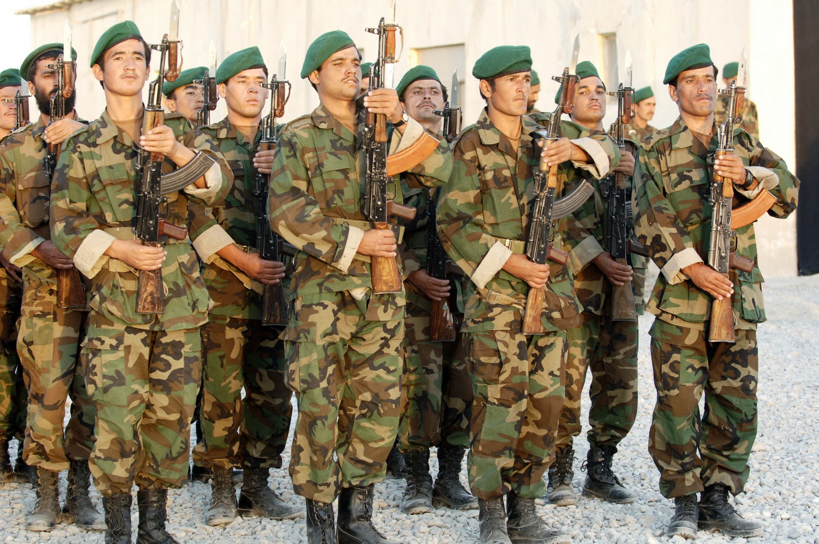 http://3.bp.blogspot.com/-_bqKMivCWrM/TZCy8lI-2NI/AAAAAAAAAFw/oOYmxXAq0nY/s1600/Soldiers_of_the_205th_Afghan_National_Army_Corps.jpg