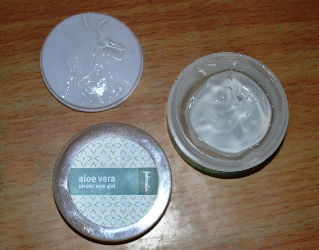 FabIndia Aloe Vera Under Eye Gel Review, Pictures and Swatches
