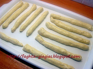 Τα φαγητά της γιαγιάς - Τηγανίδες αλμυρές ή γλυκές (τα ελληνικά ντόνατς) Τα φαγητά της γιαγιάς - Τηγανίδες αλμυρές ή γλυκές (τα ελληνικά ντόνατς)