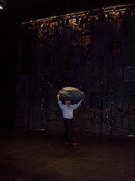 Jacques cargando una piedra en el foro del gran teatro