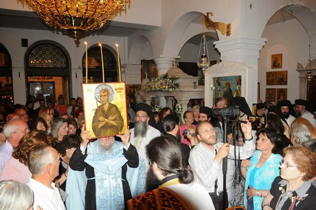 Προκόπι: Χιλιάδες πιστοί υποκλίθηκαν στον «ζωντανό» Άγιο Ιωάννη τον Ρώσο! (ΦΩΤΟ)