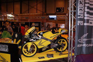 El equipo completo de Halcourier se presentó en la feria en un stand espectacular y amarillo