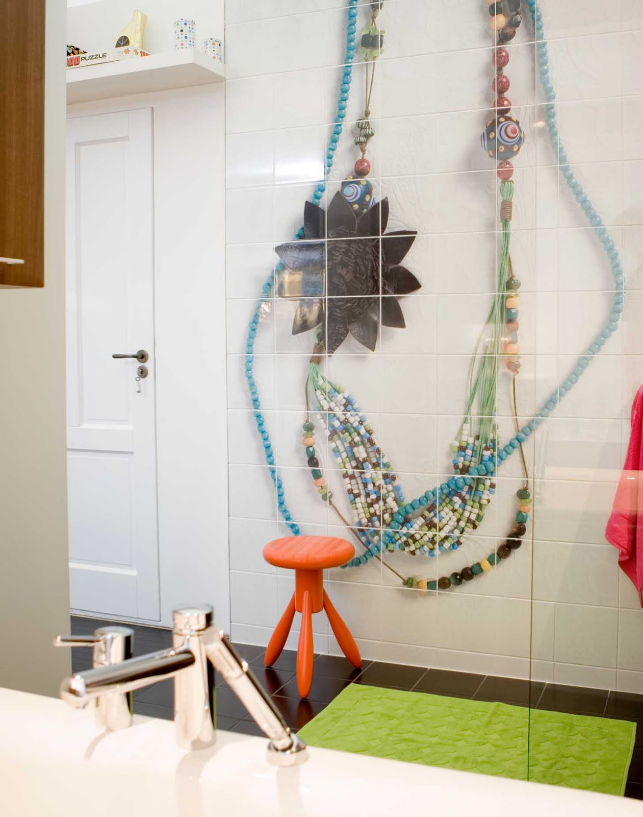 ruimte in huis betegeld met van die goedkope witte vlakke tegeltjes Gootsteen Kastje Badkamer ~ ruimte in huis betegeld met van die goedkope witte vlakke tegeltjes