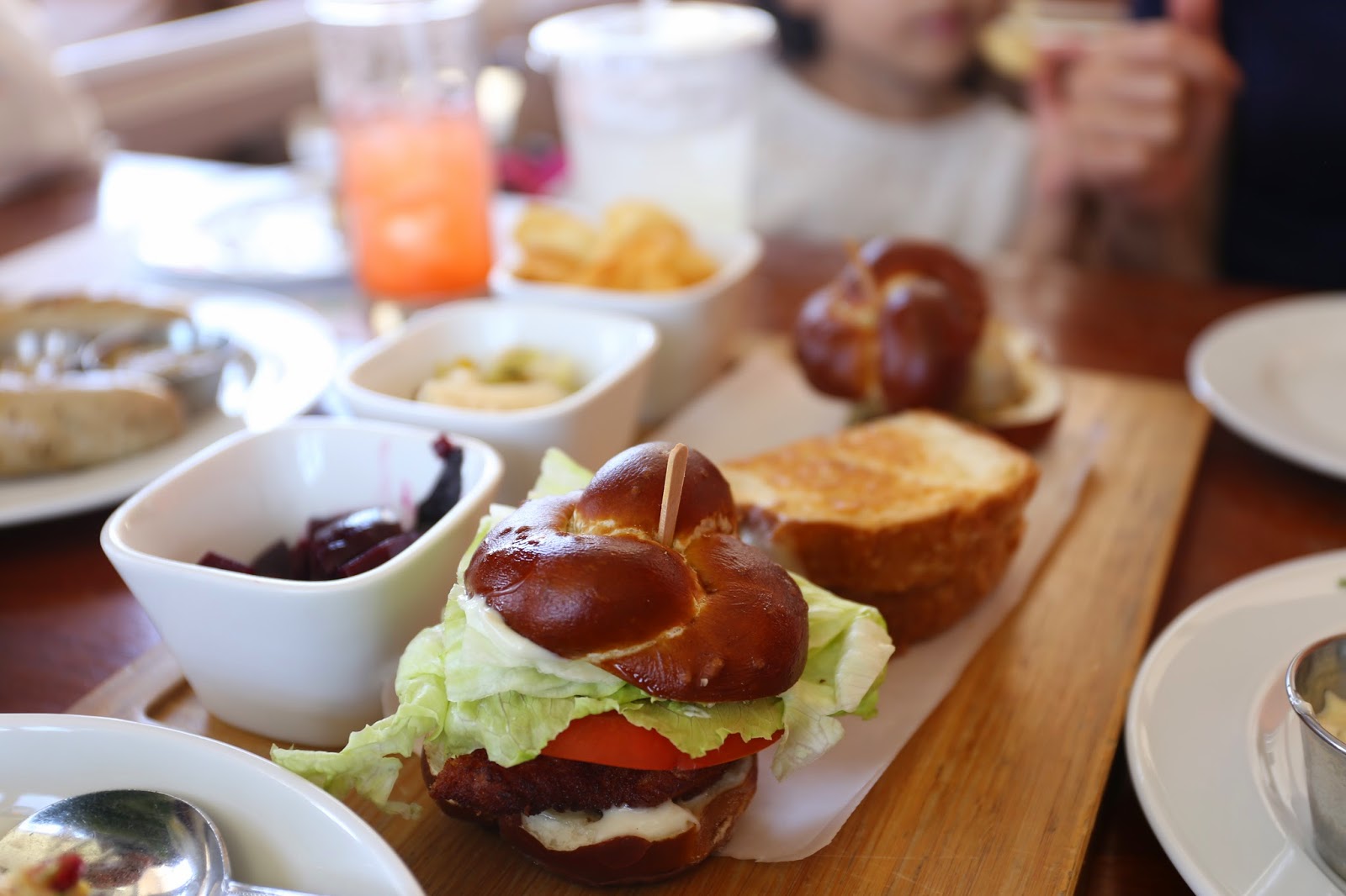 California Breeze ゆる い空気のお洒落な街veniceにて プレッツェルバーガー