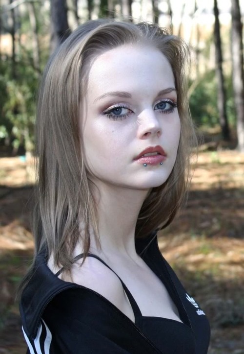 Picturesz: The Living Barbie Doll Dakota Rose