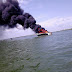 Se incendia yate en Cancún. Lo remolcan adentro de la laguna ante riesgo de explosión