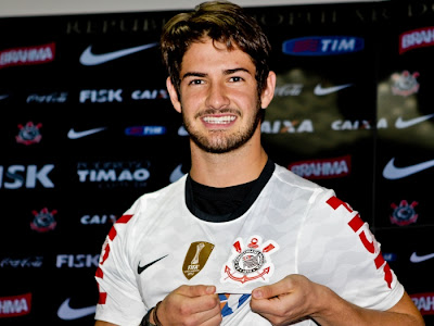 Pato veste a camisa do Corinthians em 2013