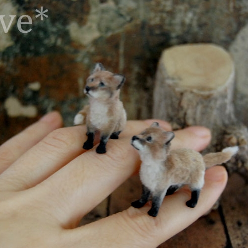 25-Red-Fox-Kittens-ReveMiniatures-Miniature-Animal-Sculptures-that-fit-on-your-Hand-www-designstack-co