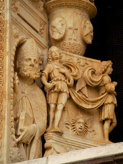 Detalle de Ventana Figuras en la ventana de la fachada de la Cartuja de Pavía