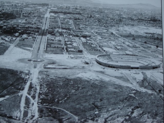 1958 INICIAN LA CONSTRUCCIÓN DEL ESTADIO JALISCO, OBSERVEN LOS LÍMITES DE LA CALZADA INDEPENDENCIA.
