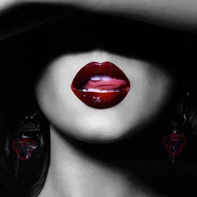 Imagen del calendario 2013 de Cheryl Cole donde se muerde sensualmente la lengua.