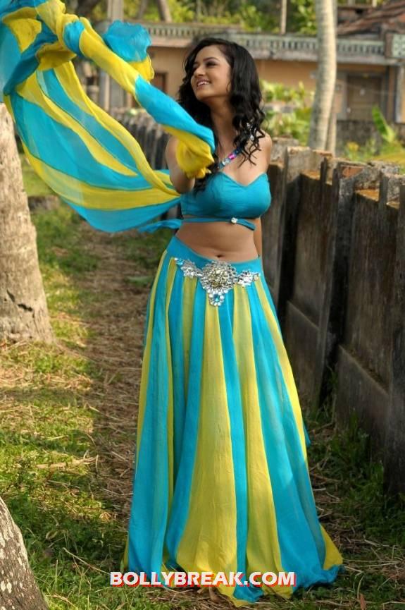 Shanvi looking stunning in a blue and yellow outfit with her navel showing - (4) - Shanvi Blue and yellow dress