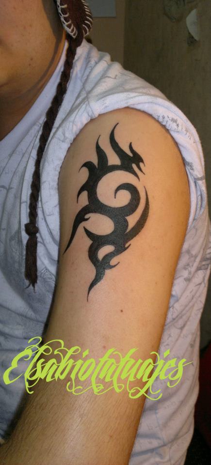 Tattoo tribal en el brazo